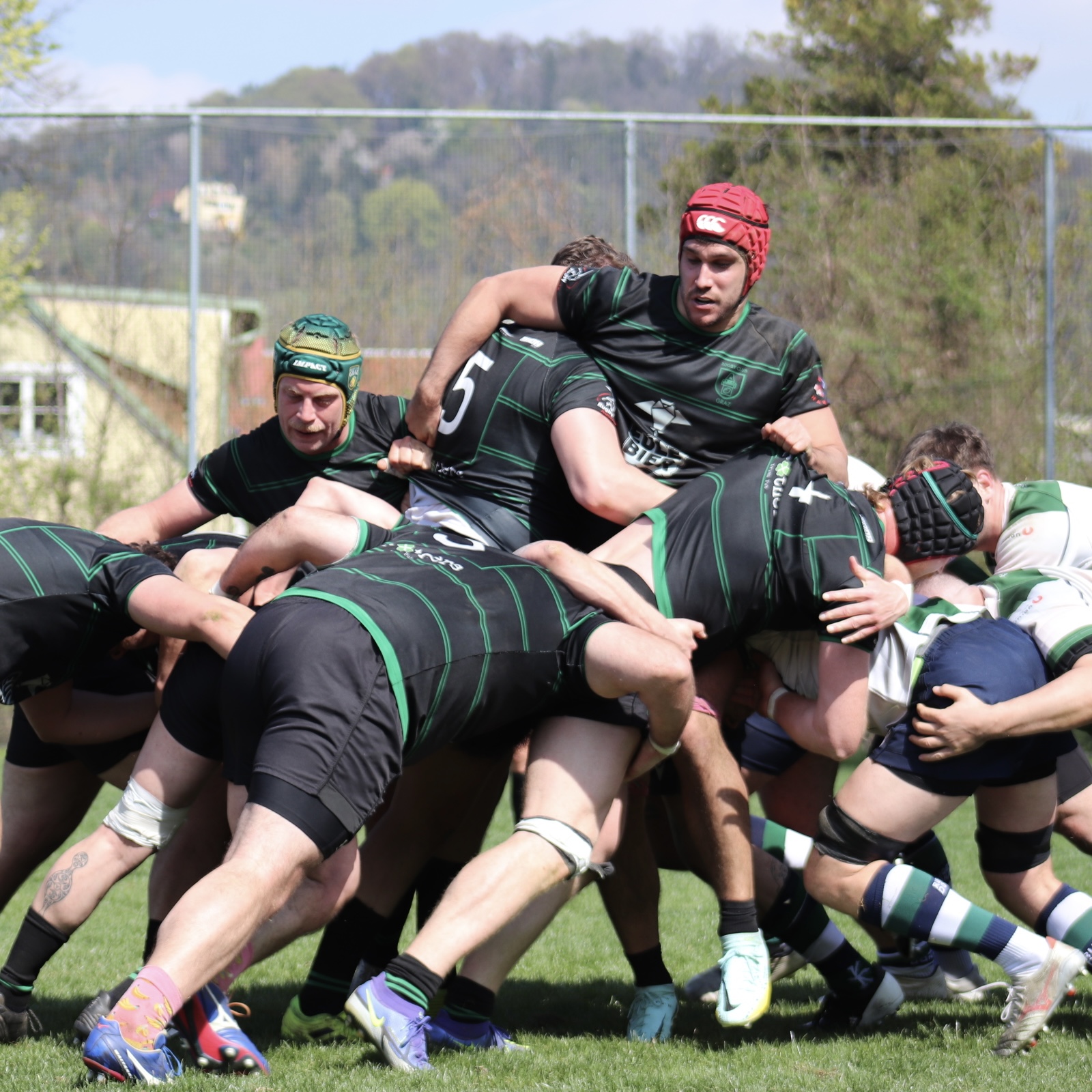 Spieler des Rugby Club Graz treiben im Maul gegen den Gegner an